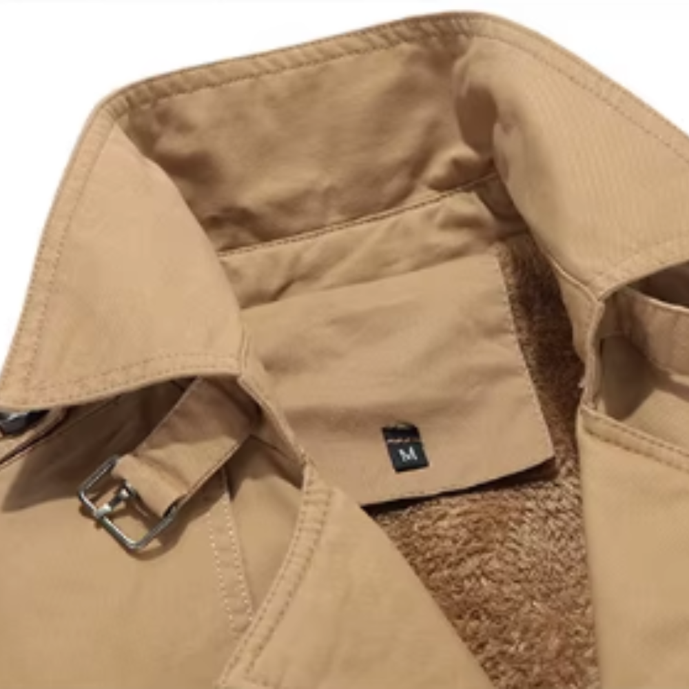 Elegante trench coat imbottito" can be rewritten as "Stylish Padded Trench Coat.