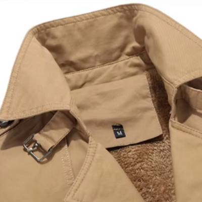 Elegante trench coat imbottito" can be rewritten as "Stylish Padded Trench Coat.