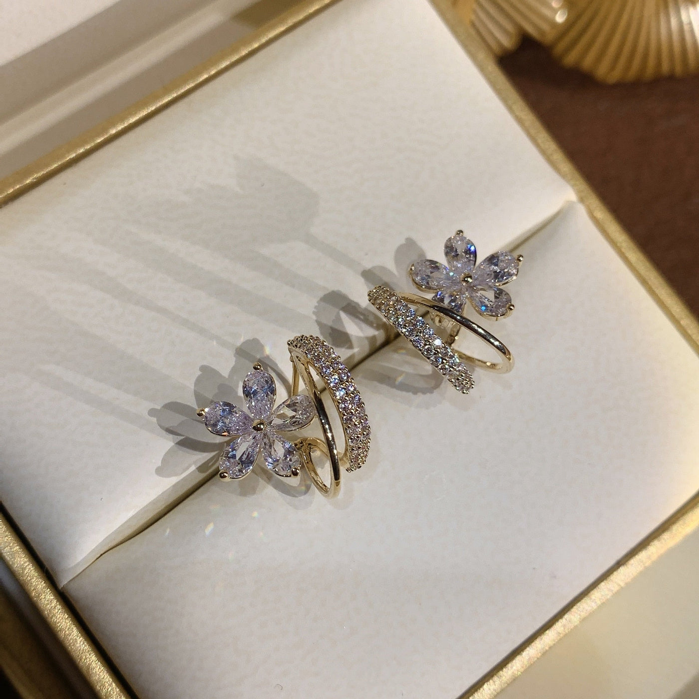 Orecchini floreali in oro con zirconia scintillante