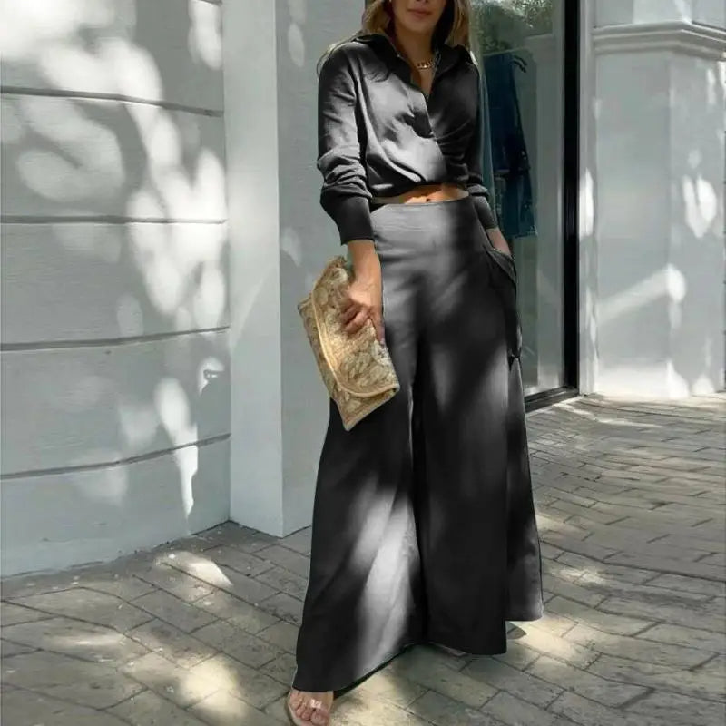 Completo estivo con camicia annodata e pantalone palazzo a vita alta